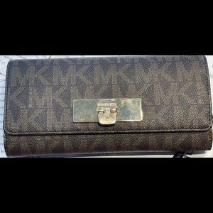 Large Micheal kors wallet on great condition